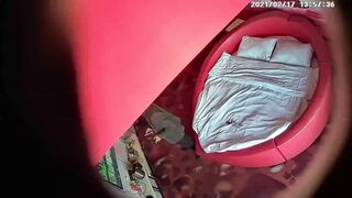 360摄像头情趣红心圆床偷拍中年男和老婆的妹妹白天开房偷情骚货上位摇得很嗨