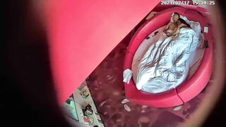 360摄像头情趣红心圆床偷拍中年男和老婆的妹妹白天开房偷情骚货上位摇得很嗨