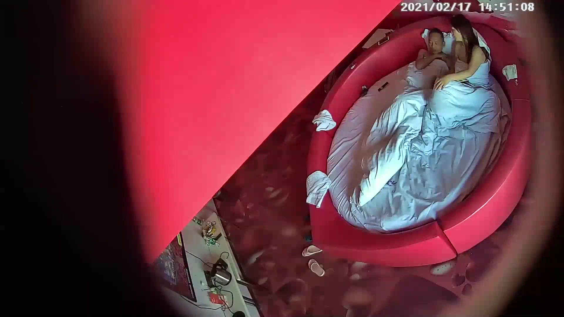 360摄像头情趣红心圆床偷拍中年男和老婆的妹妹白天开房偷情骚货上位摇得很嗨