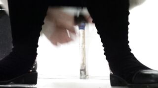 短裙黑丝美女 尿液顺着毛毛横着流