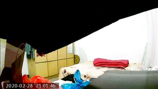 出租屋房东房间偷装摄像头偷拍卖淫母女接待嫖客女儿被黑衣大叔草到惨叫