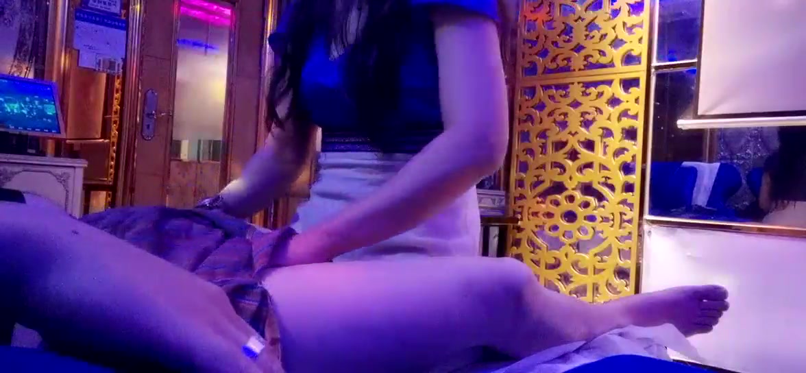 屌哥带着徒弟出击豪华足浴会所撩妹花了900多块买钟把良家女技师带到宾馆开房偷拍