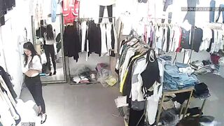 黑客破解网络摄像头监控偷拍服装店试穿衣服的美女超像迪丽热巴的网红脸美女一对人造大奶子