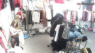 黑客破解网络摄像头监控偷拍服装店试穿衣服的美女超像迪丽热巴的网红脸美女一对人造大奶子