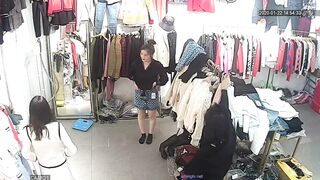 黑客破解网络摄像头监控偷拍服装店试穿衣服的美女超像迪丽热巴的网红脸美女一对人造大奶子