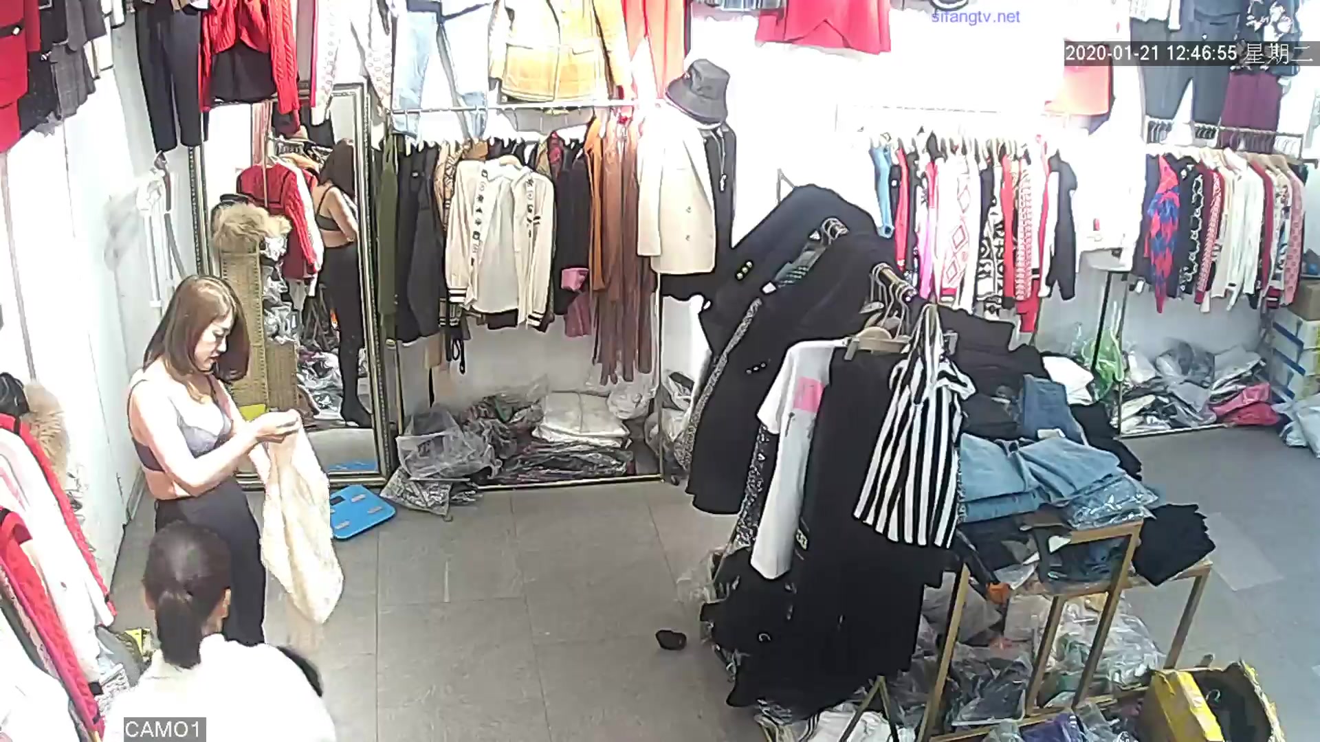 黑客破解网络摄像头监控偷拍服装店试穿衣服的美女超像迪丽热巴的网红脸美女一对人造大奶子