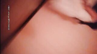 《按摩店小粉灯》村长出击路边小按摩店弄了两个妹子后面那个整容网红脸老板娘还不错