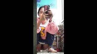 2021三月新流出厕拍大神酒吧全景无门女厕偷拍第2季❤️，清一色年轻小姐姐颜值都不错人美逼漂亮很有撸点