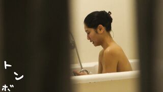 冒着风险缝隙中高清偸拍邻居白领姐姐洗香香身材还不错阴毛挺多的洗的很仔细