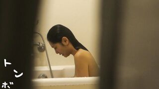 冒着风险缝隙中高清偸拍邻居白领姐姐洗香香身材还不错阴毛挺多的洗的很仔细