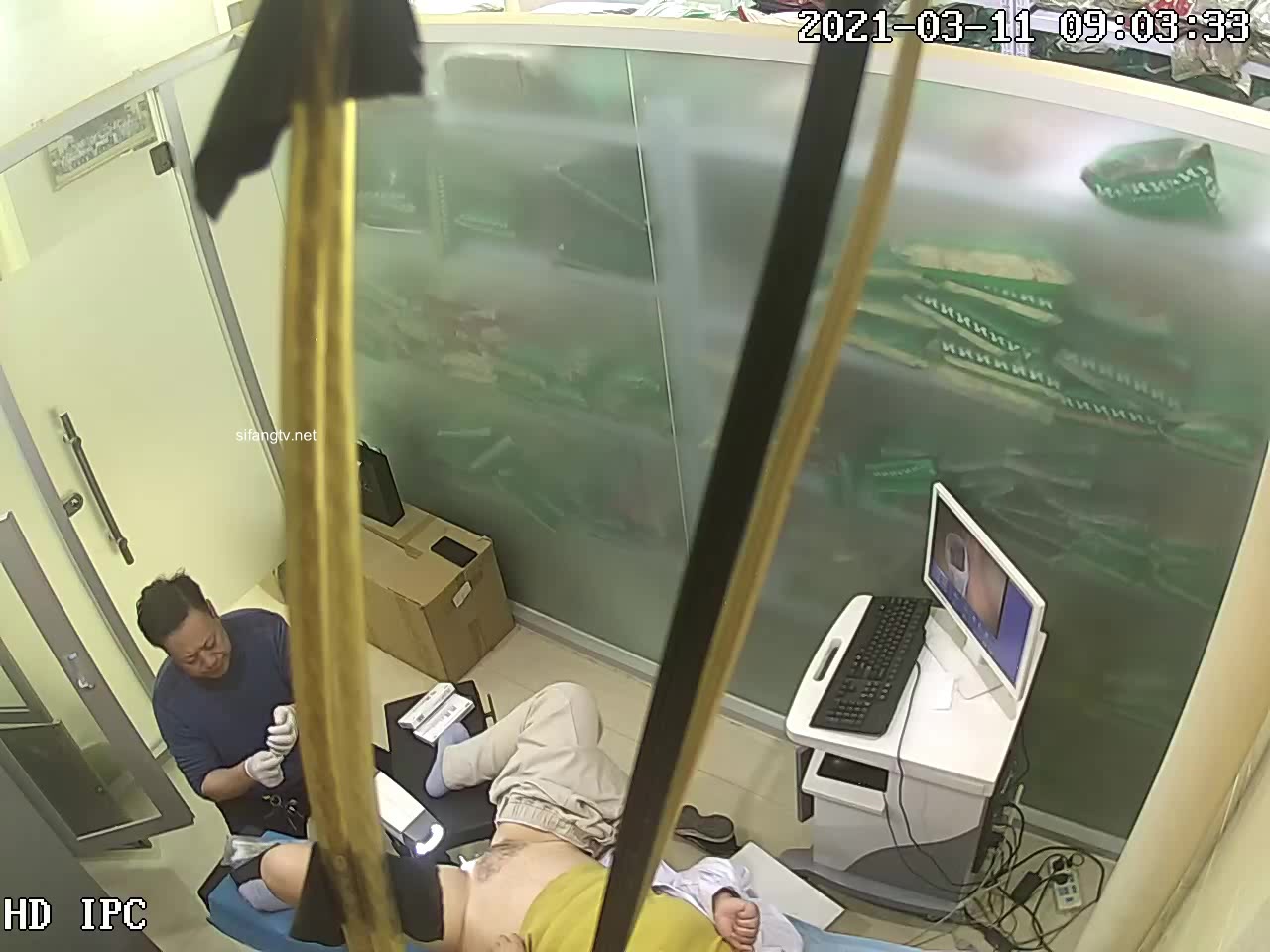 珍稀资源破解网络摄像头监控偷拍医院妇科阴道B超检查女医生阴道瘙痒让男医生看看自己得了啥妇科病 