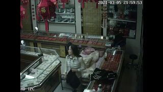 2021三月破解网络摄像头监控偷拍玉石首饰柜台旁老板晚上看店和苗条富姐型媳妇在简易床上啪啪