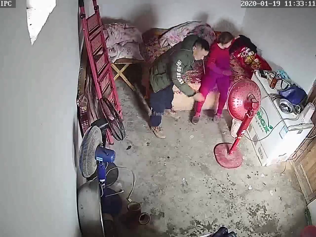 黑客破解网络摄像头监控偷拍村里小卖部老板娘背地里做皮肉生意大爷一个接一个来休息的时间都没有