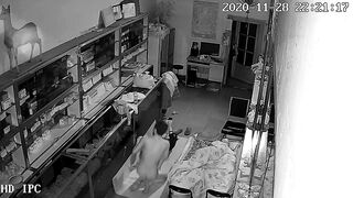 黑客破解网络摄像头监控偷拍住在商铺的夫妻怕动作太大把简易床弄坏了用纸箱铺在地上啪啪啪