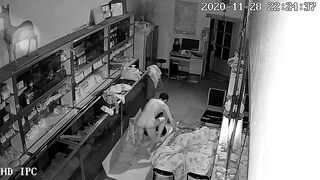 黑客破解网络摄像头监控偷拍住在商铺的夫妻怕动作太大把简易床弄坏了用纸箱铺在地上啪啪啪