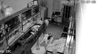 黑客破解网络摄像头监控偷拍住在商铺的夫妻怕动作太大把简易床弄坏了用纸箱铺在地上啪啪啪