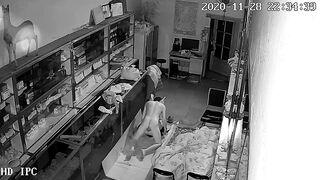黑客破解网络摄像头监控偷拍住在商铺的夫妻怕动作太大把简易床弄坏了用纸箱铺在地上啪啪啪