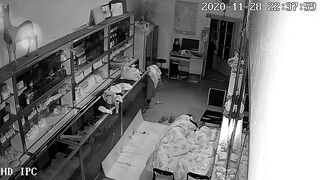 黑客破解网络摄像头监控偷拍住在商铺的夫妻怕动作太大把简易床弄坏了用纸箱铺在地上啪啪啪