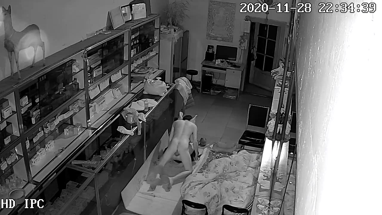 黑客破解网络摄像头监控偷拍住在商铺的夫妻怕动作太大把简易床弄坏了用纸箱铺在地上啪啪啪