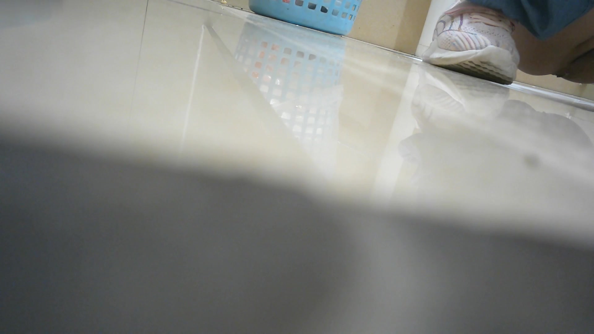 商场厕所偷拍到一个极品白虎小美女 