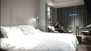 《新一代女探花》姐妹花酒店约嫖客啪啪两场偷拍先来了个眼镜男接着来了了两个壮男玩4P
