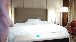 《新一代女探花》姐妹花网上约嫖客酒店开房啪啪偷拍来进货的大屁股健壮男干完一块抽颗烟