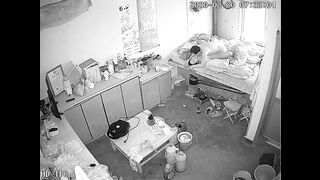 破解家庭网络摄像头监控偷拍老哥早上睡醒性冲动上班前和媳妇啪啪啪