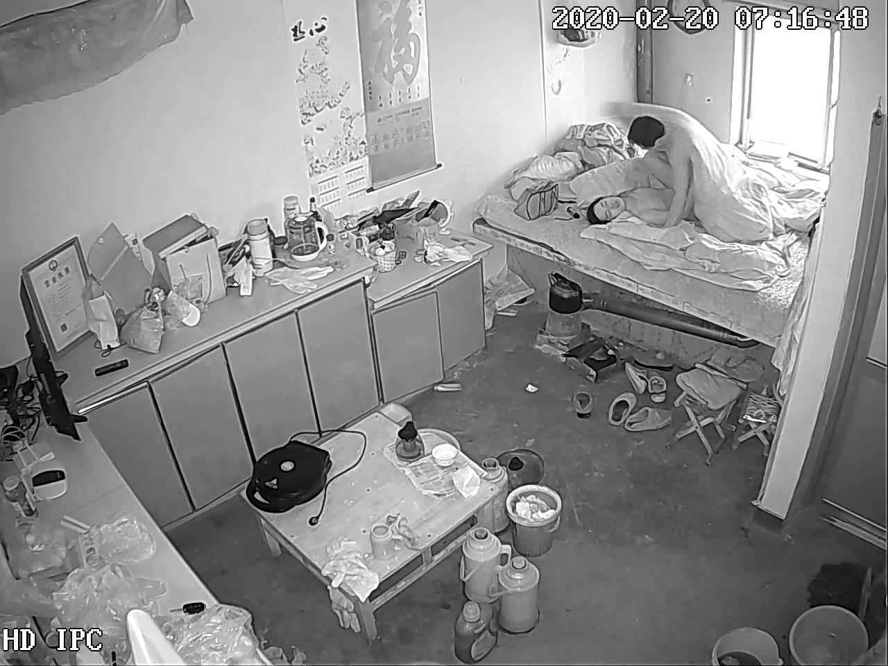 破解家庭网络摄像头监控偷拍老哥早上睡醒性冲动上班前和媳妇啪啪啪