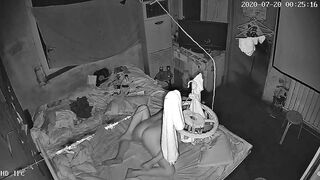 《破解家庭网络摄像头》监控偷拍中年打工夫妻晚上一边玩手机一边做爱玩的花样还挺多的