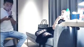 对付这种小骚妇，就要用力过猛地干她，让她张大嘴巴享受的表情 太有满足感了