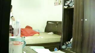 偷窥母女早晨起来换衣服