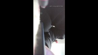 小哥探花约的良家小少妇，沙发上聊天中脱光主动做在大哥腿上让大哥喝奶，床上各种抽插浪荡呻吟伺候大哥洗澡