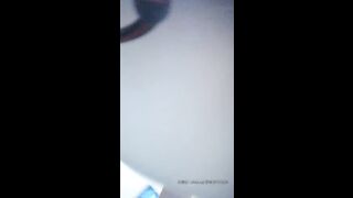 小哥探花约的良家小少妇，沙发上聊天中脱光主动做在大哥腿上让大哥喝奶，床上各种抽插浪荡呻吟伺候大哥洗澡
