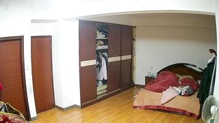 黑客破解家庭网络摄像头偷拍隔壁老李睡前和媳妇床边站着干炮呻吟刺激