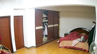 黑客破解家庭网络摄像头偷拍隔壁老李睡前和媳妇床边站着干炮呻吟刺激