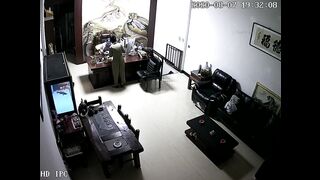 黑客破解网络摄像头偷拍老板下班前和性感女秘书在办公室干一炮才回家