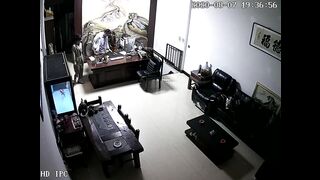 黑客破解网络摄像头偷拍老板下班前和性感女秘书在办公室干一炮才回家