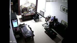黑客破解网络摄像头偷拍老板下班前和性感女秘书在办公室干一炮才回家