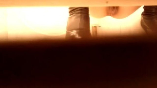 中午吃饱饭无聊去厕所守候偷拍漂亮女同事嘘嘘出来拍脸