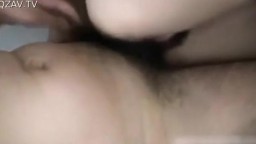 富二代偷偷去情人家，超有气质还是大学生开苞就调教的很乖巧  看得土豪心痒痒，每次见面马上插，能看到这样的真是福气