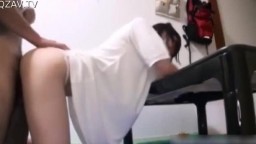 富二代偷偷去情人家，超有气质还是大学生开苞就调教的很乖巧  看得土豪心痒痒，每次见面马上插，能看到这样的真是福气