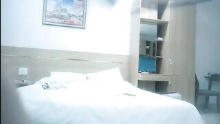 午夜7寻花徒弟约越南大奶妹，性感吊带舌吻互摸，舔逼手指扣穴特写口交，69翘起屁股后入大屁股猛操