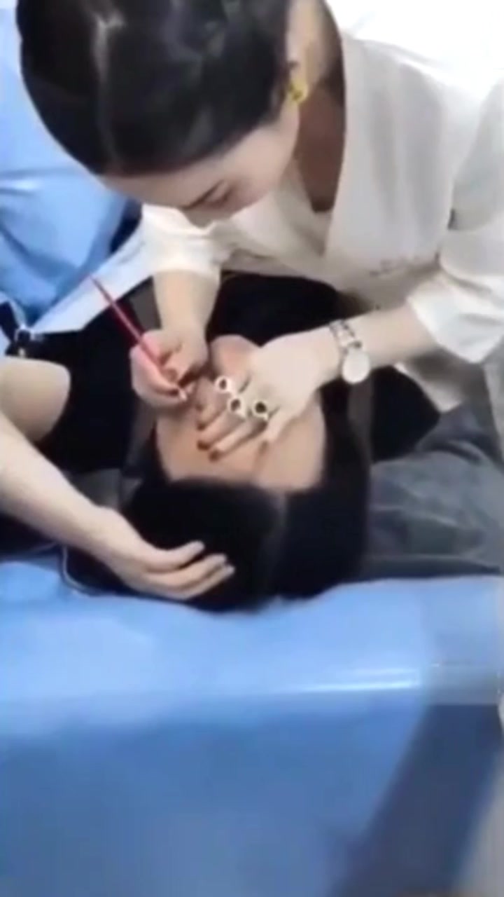 美女化妆师不错工作太认真了走光露点了都不知道- 91热爆