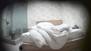 360监控偷拍小伙和身材苗条的小女友小旅馆