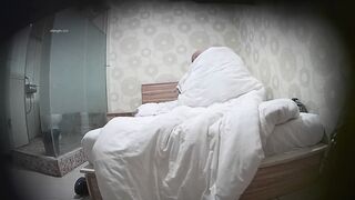 360监控偷拍小伙和身材苗条的小女友小旅馆