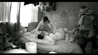 黑客破解家庭网络摄像头监控偷拍中午午休家里没有其他人和媳妇狂野做爱