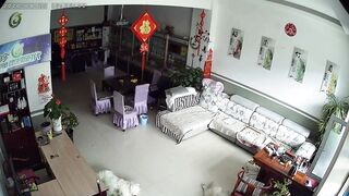 黑客破解家庭网络摄像头偷拍猴急胖哥和媳妇买菜回来直接和媳妇在客厅沙发上泻火