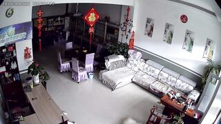 黑客破解家庭网络摄像头偷拍猴急胖哥和媳妇买菜回来直接和媳妇在客厅沙发上泻火