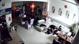黑客破解家庭网络摄像头偷拍猴急胖哥和媳妇买菜回来直接和媳妇在客厅沙发上泻火