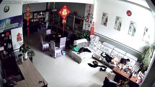 黑客破解家庭网络摄像头偷拍猴急胖哥和媳妇买菜回来直接和媳妇在客厅沙发上泻火